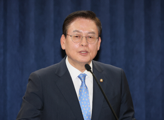 국민의힘 소속 정우택 국회부의장이 지난 5월15일 오후 국회에서 열린 국방과학기술 활용과 방위산업 혁신생태계 구축방안 정책세미나에서 축사하고 있다.<연합뉴스>